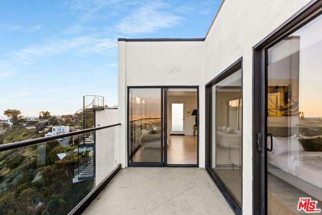 8308 Grand View Drive, Los Angeles, CA 90046