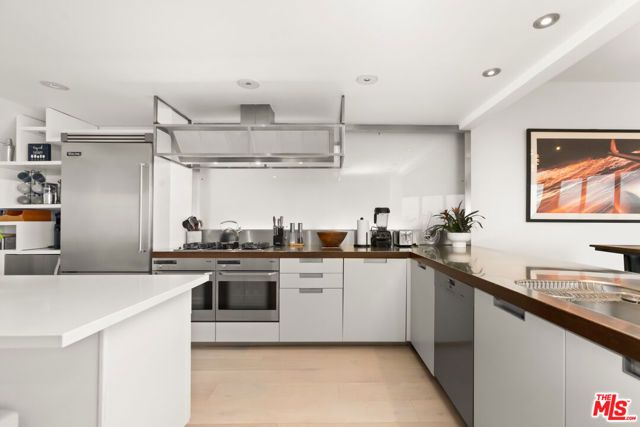 8308 Grand View Drive, Los Angeles, CA 90046