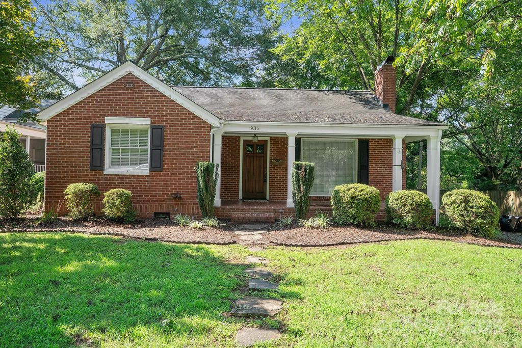 935 4th Avenue NW, Hickory, NC 28601