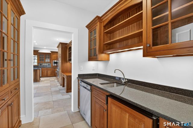 7 Winhall Lane, West Hartford, CT 06117