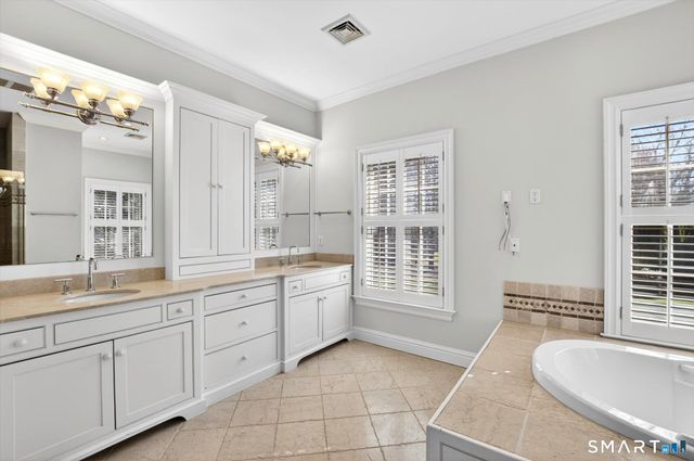 7 Winhall Lane, West Hartford, CT 06117