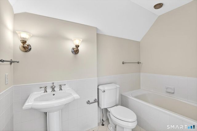 7 Winhall Lane, West Hartford, CT 06117