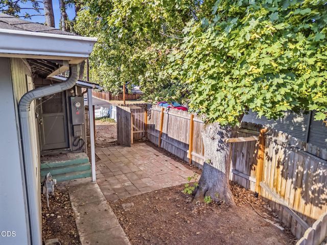 858 E 9th Street, Medford, OR 97504