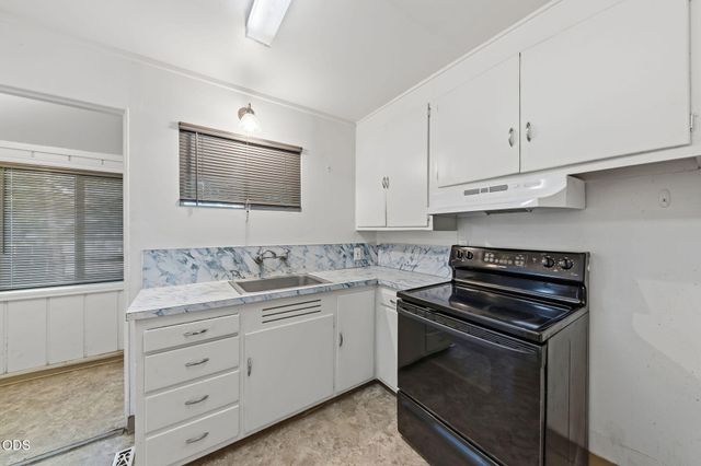 858 E 9th Street, Medford, OR 97504