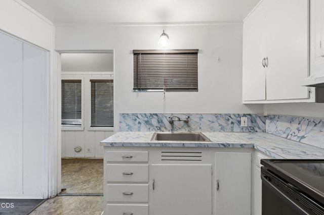 858 E 9th Street, Medford, OR 97504