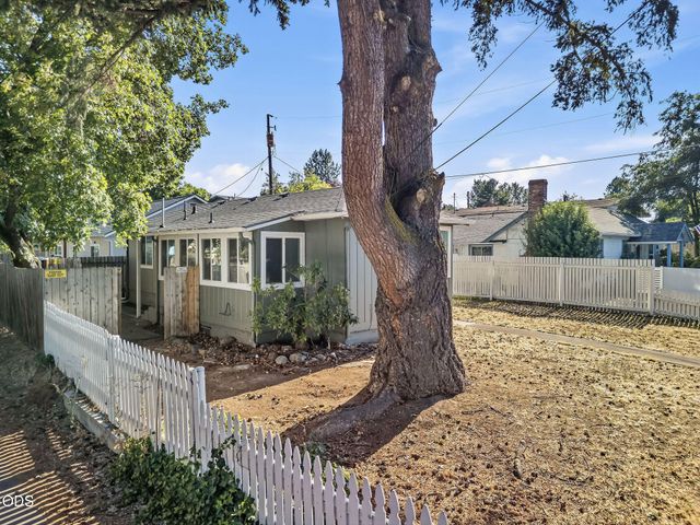 858 E 9th Street, Medford, OR 97504