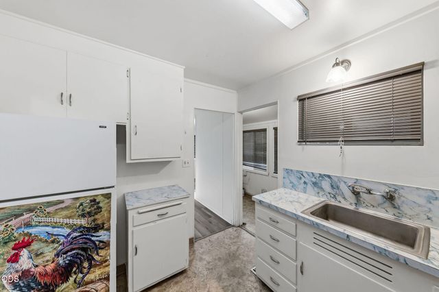 858 E 9th Street, Medford, OR 97504