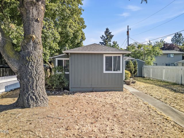 858 E 9th Street, Medford, OR 97504