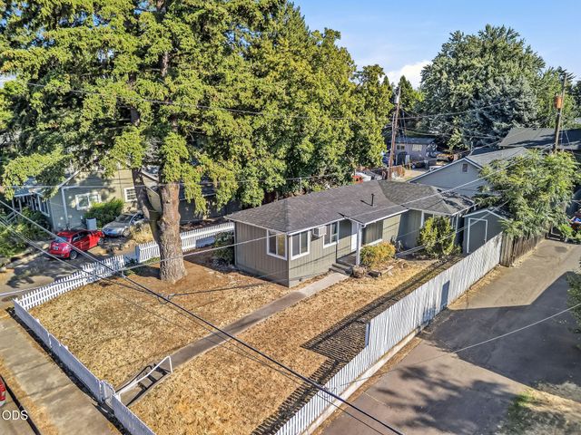 858 E 9th Street, Medford, OR 97504