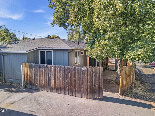 858 E 9th Street, Medford, OR 97504