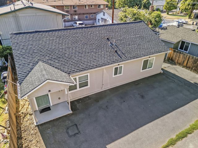 858 E 9th Street, Medford, OR 97504