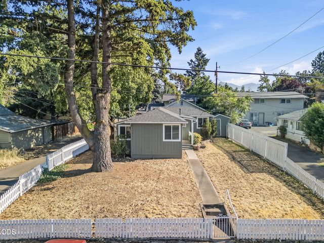 858 E 9th Street, Medford, OR 97504