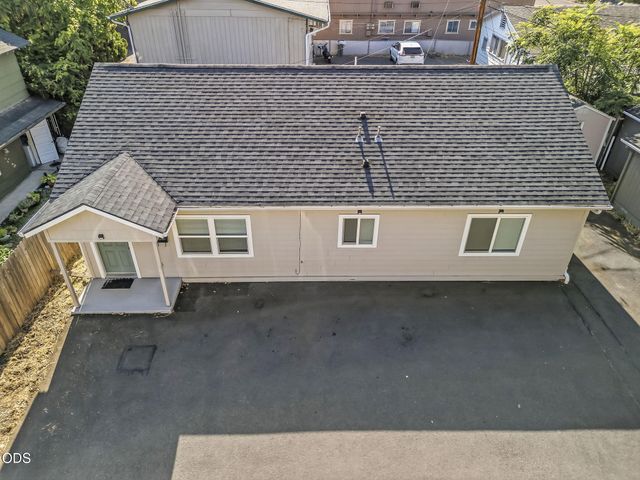 858 E 9th Street, Medford, OR 97504