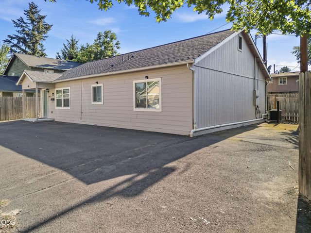 858 E 9th Street, Medford, OR 97504