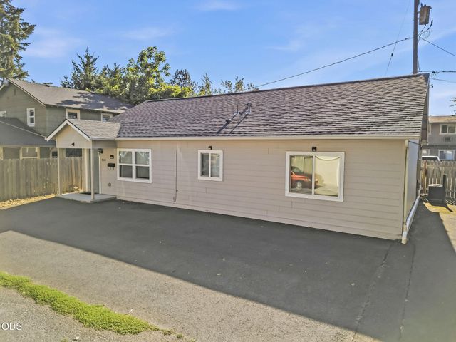 858 E 9th Street, Medford, OR 97504