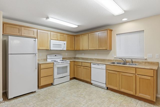 858 E 9th Street, Medford, OR 97504