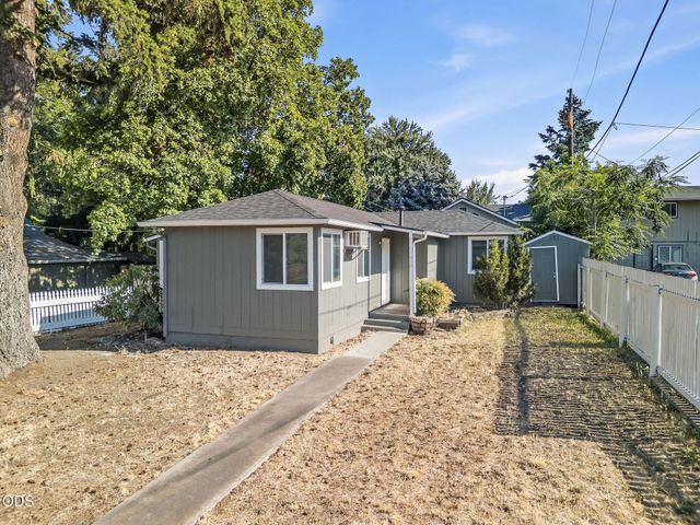 858 E 9th Street, Medford, OR 97504