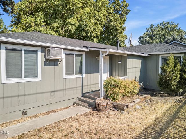 858 E 9th Street, Medford, OR 97504