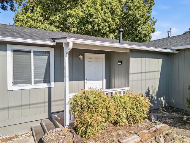 858 E 9th Street, Medford, OR 97504