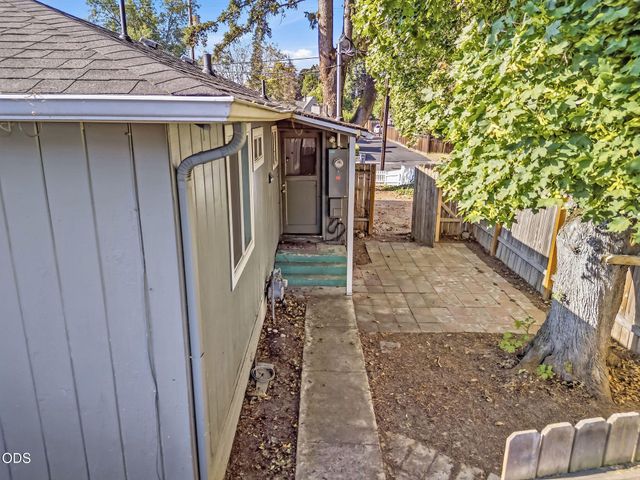858 E 9th Street, Medford, OR 97504