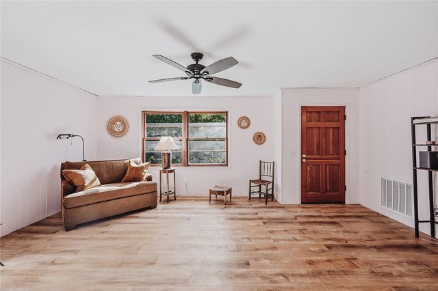 209 Cleveland Pike Road, Westminster, SC 29693
