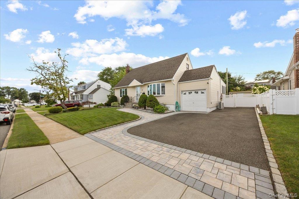 4060 Maywood Drive, Seaford, NY 11783 — photo 2