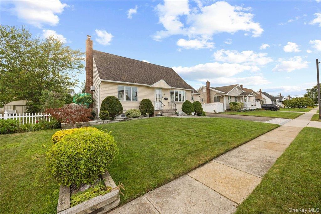 4060 Maywood Drive, Seaford, NY 11783 — photo 4