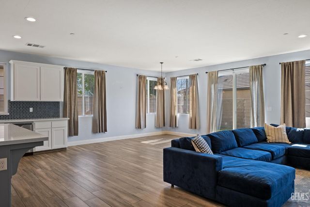 5308 Village Green Lane, Bakersfield, CA 93306