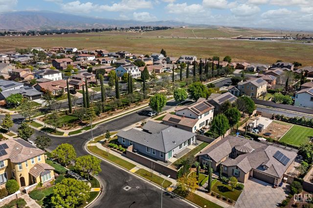 5308 Village Green Lane, Bakersfield, CA 93306