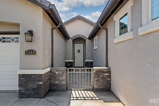 5308 Village Green Lane, Bakersfield, CA 93306