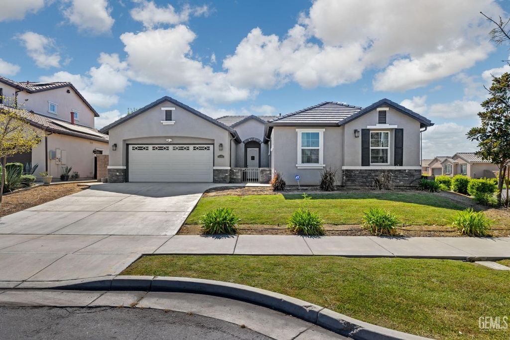 5308 Village Green Lane, Bakersfield, CA 93306