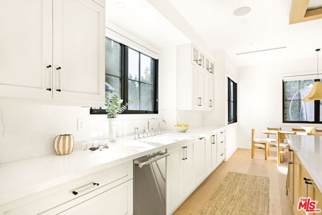 6310 Mirror Lake Drive, Los Angeles, CA 90068