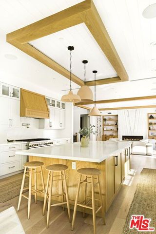 6310 Mirror Lake Drive, Los Angeles, CA 90068