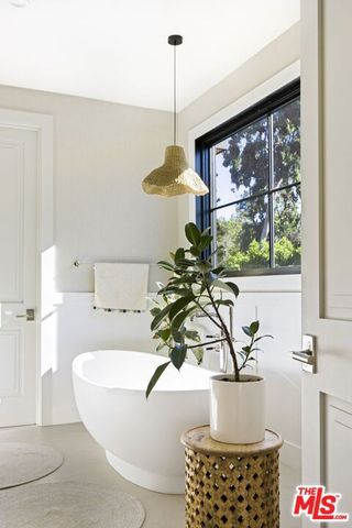 6310 Mirror Lake Drive, Los Angeles, CA 90068