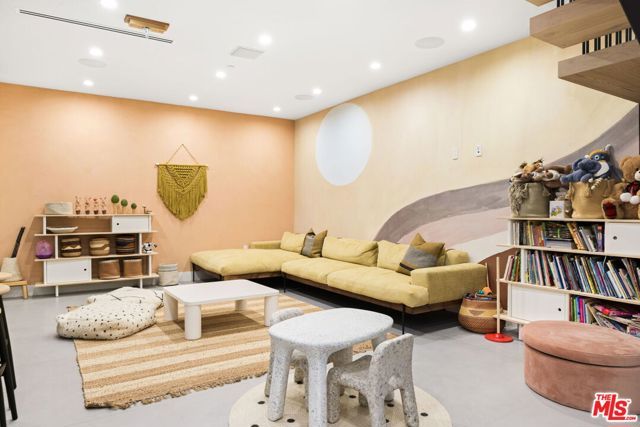 6310 Mirror Lake Drive, Los Angeles, CA 90068