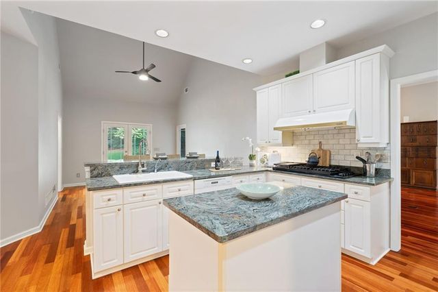 802 Lakeglen Drive, Suwanee, GA 30024