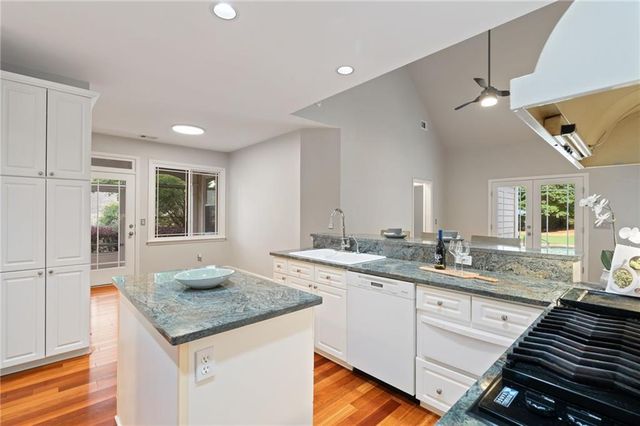 802 Lakeglen Drive, Suwanee, GA 30024