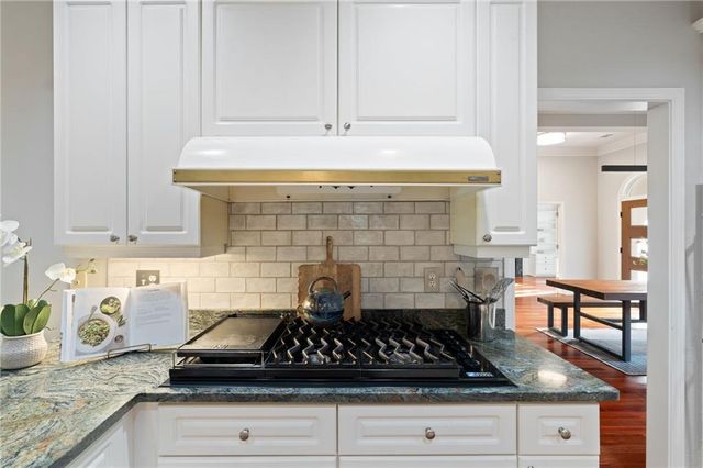 802 Lakeglen Drive, Suwanee, GA 30024