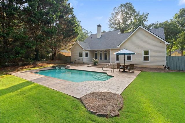 802 Lakeglen Drive, Suwanee, GA 30024