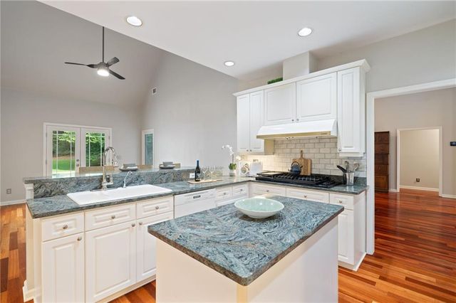 802 Lakeglen Drive, Suwanee, GA 30024