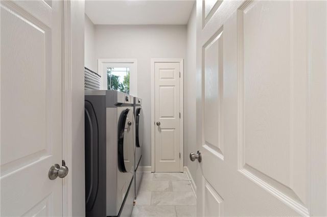 802 Lakeglen Drive, Suwanee, GA 30024