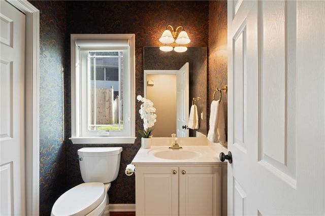 802 Lakeglen Drive, Suwanee, GA 30024