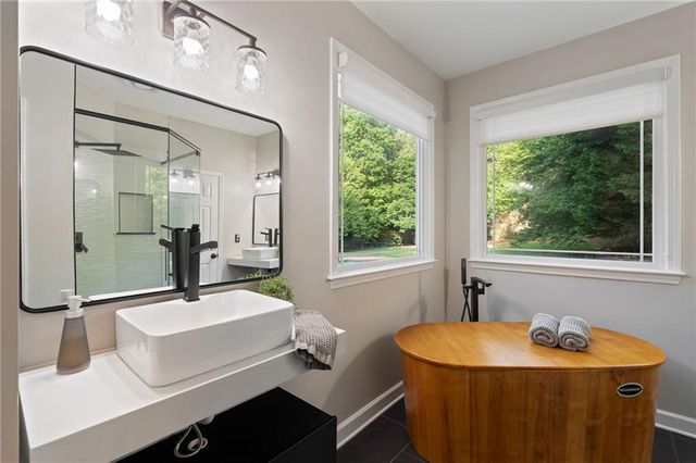 802 Lakeglen Drive, Suwanee, GA 30024