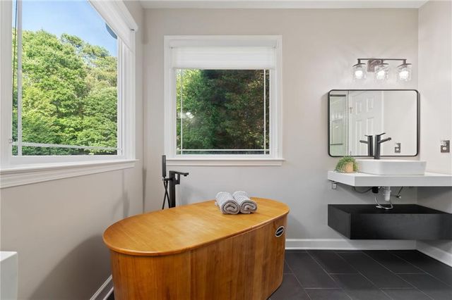 802 Lakeglen Drive, Suwanee, GA 30024