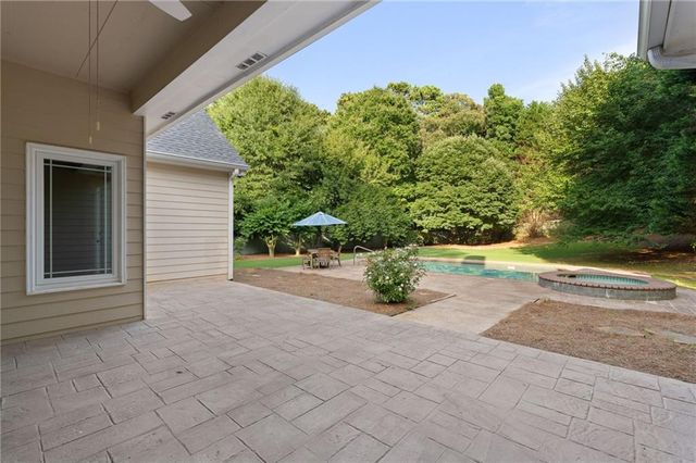 802 Lakeglen Drive, Suwanee, GA 30024