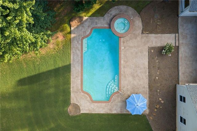 802 Lakeglen Drive, Suwanee, GA 30024