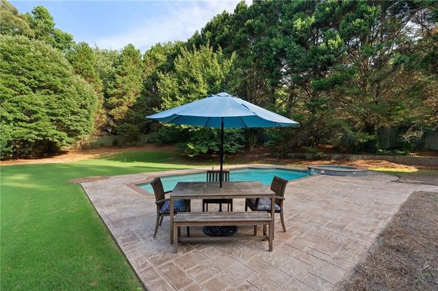 802 Lakeglen Drive, Suwanee, GA 30024