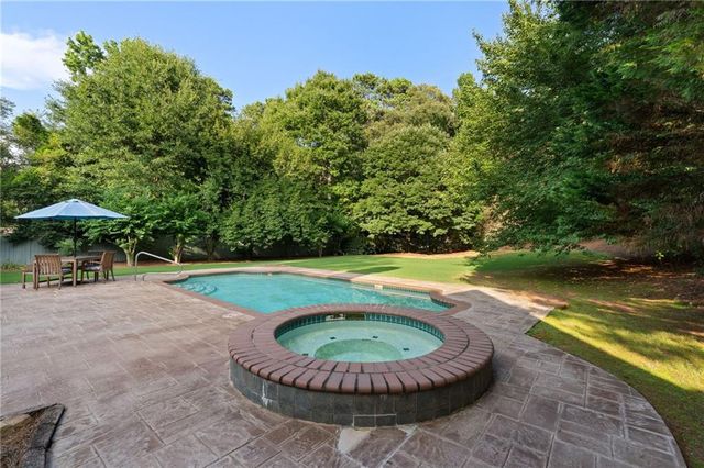 802 Lakeglen Drive, Suwanee, GA 30024