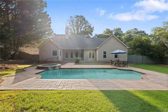 802 Lakeglen Drive, Suwanee, GA 30024