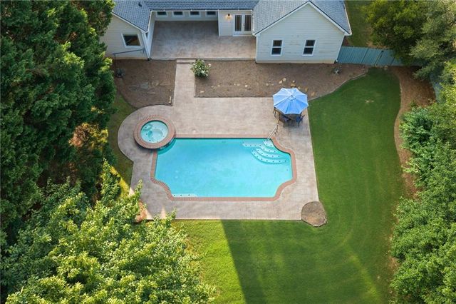 802 Lakeglen Drive, Suwanee, GA 30024